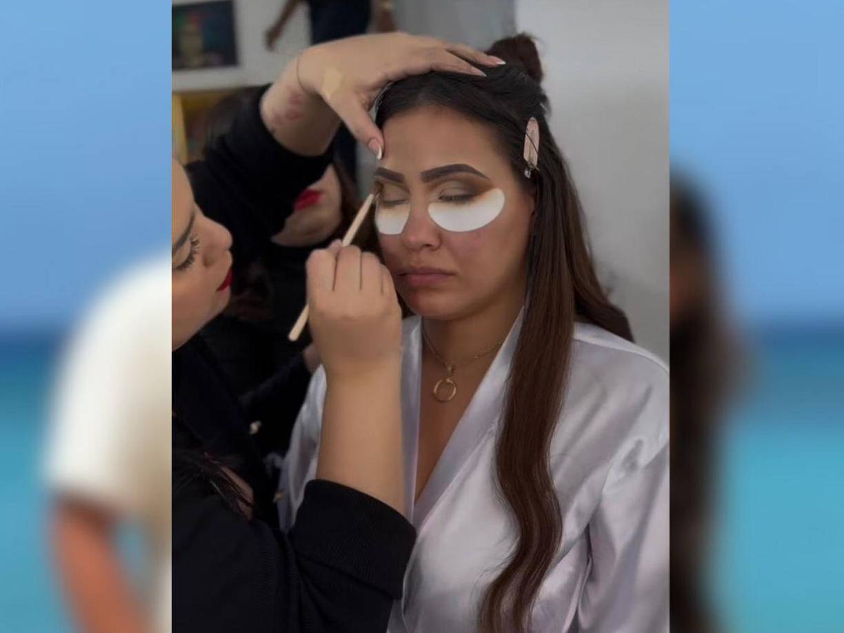 Asimismo, la presentadora de Que viva la vida mostró el proceso de su maquillaje. 