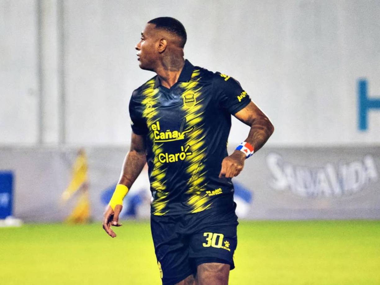 Carlos Small: El delantero panameño hizo oficial su salida del Real España.