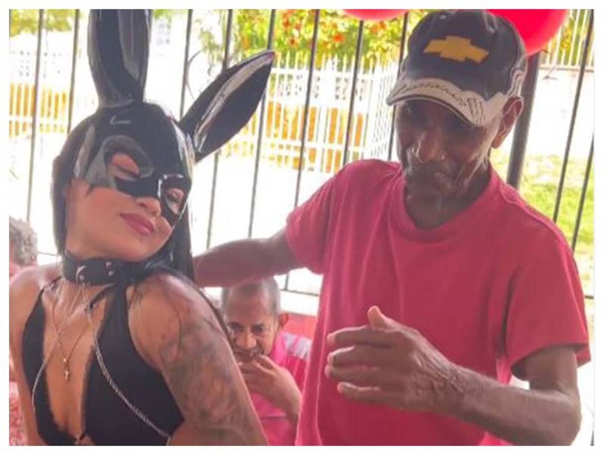 Una pareja de strippers aparece en el polémico video bailando con los abuelitos, los hombres aparentan estar divirtiéndose mientras la stripper hace su rutina.