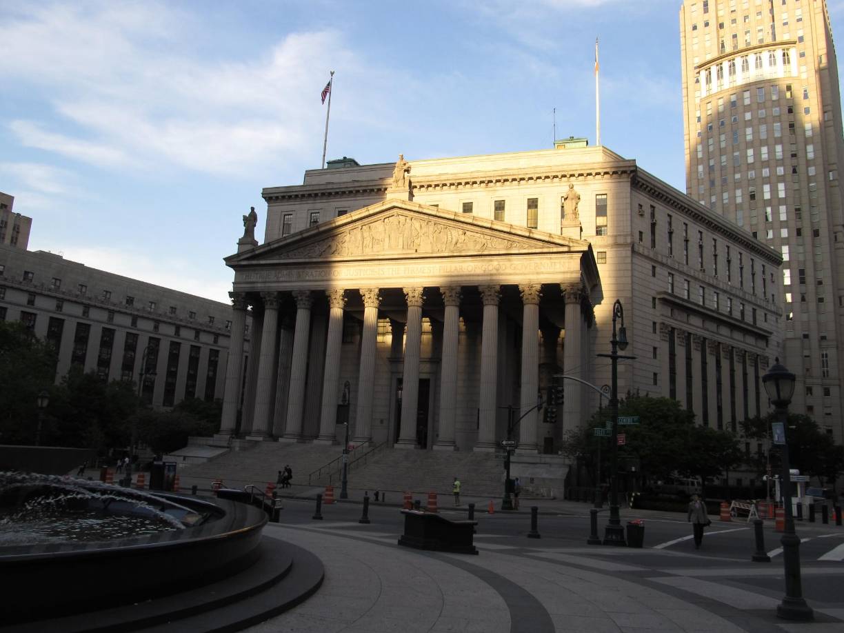 Muchos de los libros relacionados con el narcotráfico inspiran series y películas relacionadas con el narcotráfico, especialmente en México, Colombia y Estados Unidos. las grandes productoras toman de esos libros, a través de acuerdos, conceptos para desarrollar historias basadas en el efecto del narcotráfico en las sociedades. 