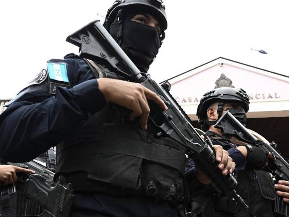 <b>8. ¿Cuáles son las facultades de la Policía?</b>La Policía puede ingresar a los domicilios y hacer inspecciones sin una orden de allanamiento en mano, además, el estado de excepción otorga permiso para detener por más de 24 horas a alguien considerado sospechoso.