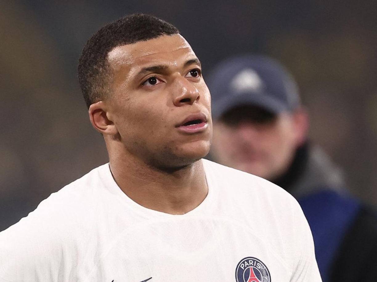 El futuro de Kylian Mbappé sigue sin estar claro. Si bien el delantero del PSG siempre ha sido vinculado con el Real Madrid, desde el verano pasado Arabia Saudita también puja fuerte por tenerlo en su Liga y en las últimas horas causa revuelo una nueva información.