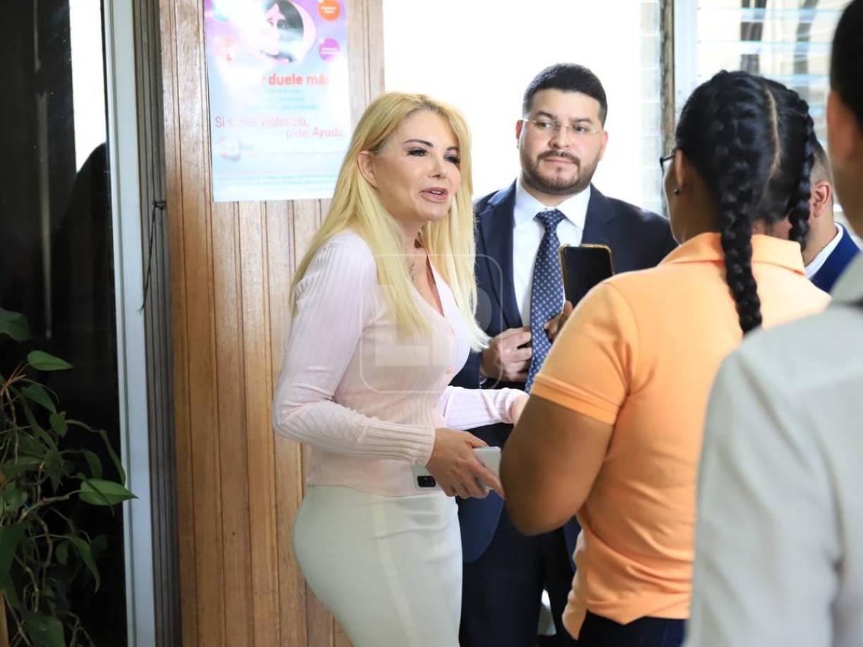 La boda se llevó a cabo en octubre de 2002 en la Embajada de España en Tegucigalpa, M.D.C. Como resultado de su matrimonio, Aguas Santas Ocaña adquirió la doble nacionalidad española-hondureña y se convirtió en la primera dama de la Nación, acompañando a su esposo durante su mandato presidencial.