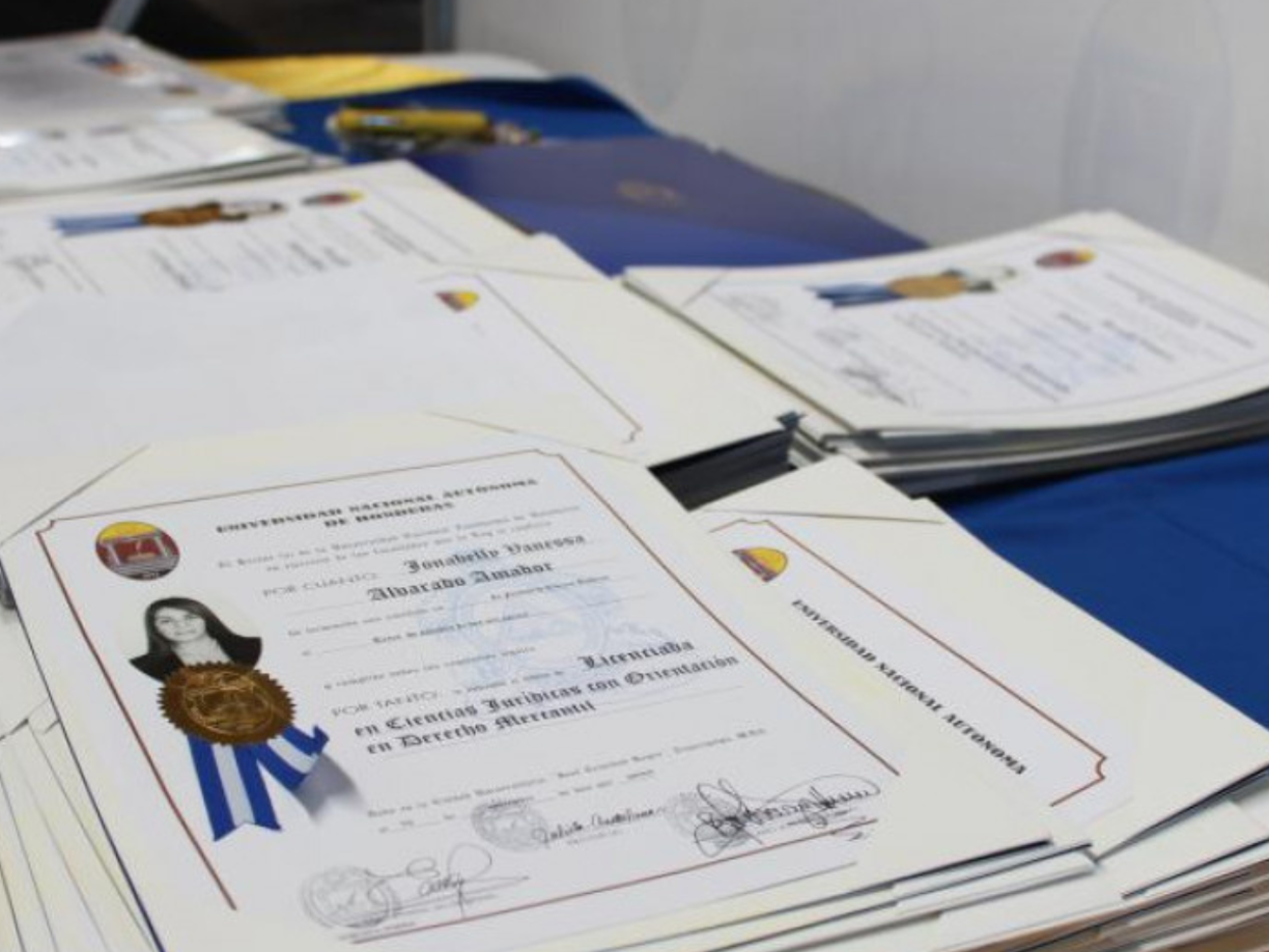 Los precios para los <b>hondureños</b> están definidos de la siguiente manera: para el título de grado asociado <b>500 lempiras</b>, para una licenciatura es de <b>850 lempiras</b>, para una maestría o especialidad es de <b>1,000 lempiras</b> y para el título de doctorado <b>1,100 lempiras.</b>