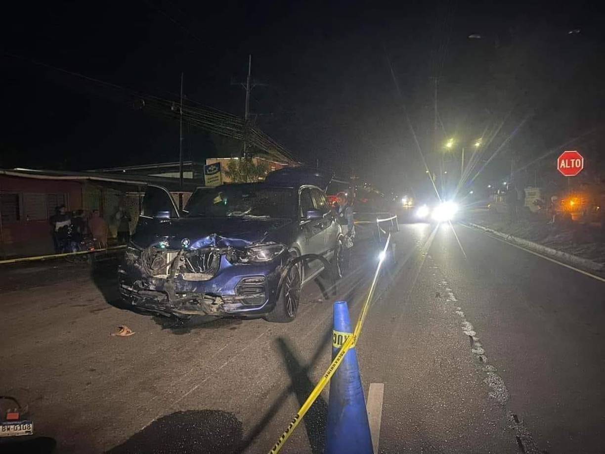 Así quedó la parte frontal de la camioneta que se vio involucrada en el accidente vial.