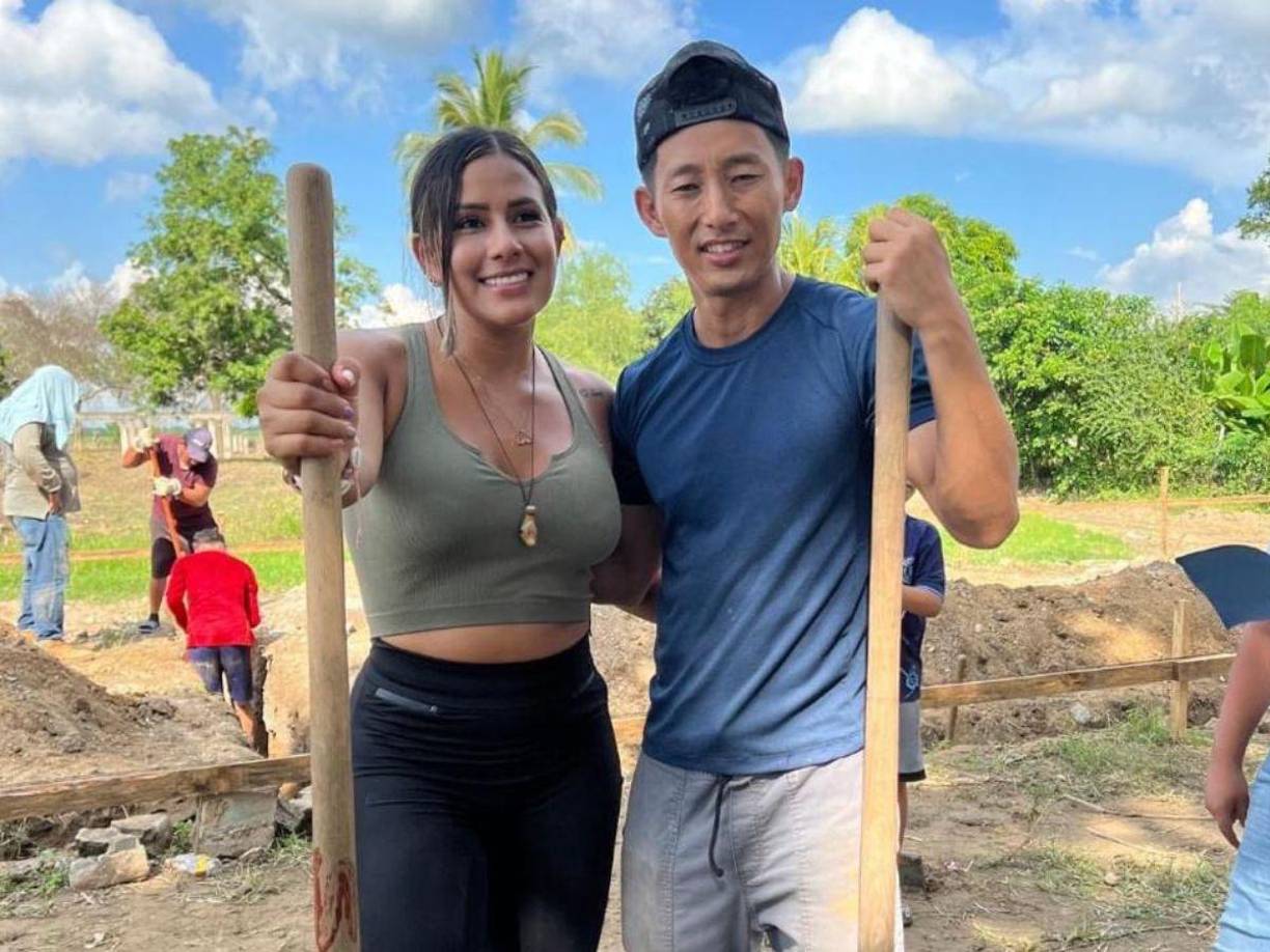 La influencer colombiana Lauxelmundo llegó a Honduras para construir escuelas junto a Shin Fujiyama.