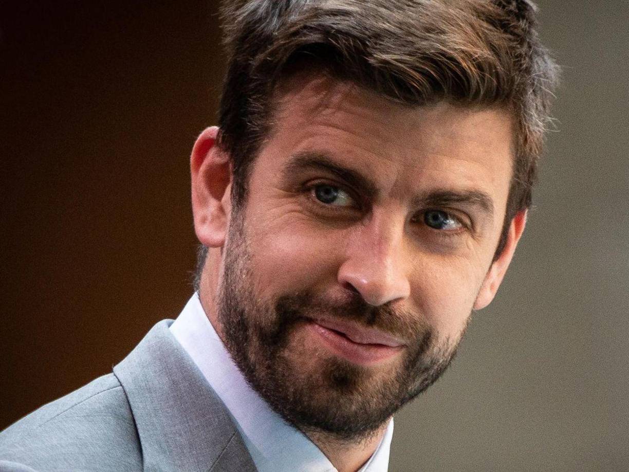 Los rumores se extienden aún más al señalar que Piqué fue quien le pagó sus cirugías y mantuvo el secreto.