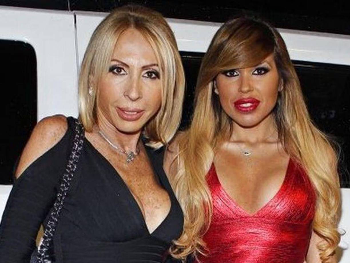 Las hijas de Laura Bozzo, Victoria y Alejandra de la Fuente, han permanecido en gran medida fuera del foco mediático a pesar de la destacada carrera de su madre en la televisión.