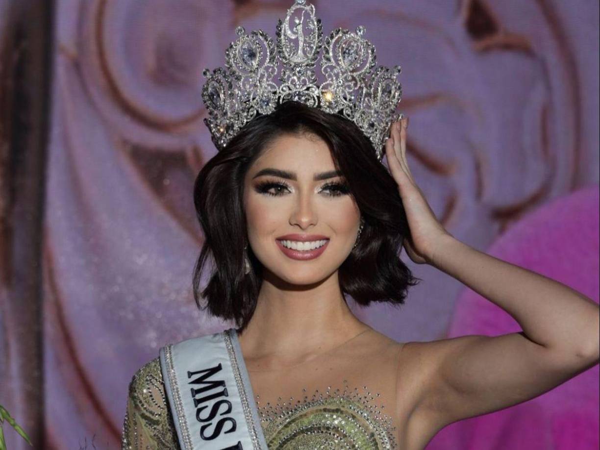 La noche del viernes 1 de noviembre la organización de Miss Universo sorprendió a todos los fanáticos del certamen al anunciar que Italy Mora, actual Miss Panamá, salió expulsada de la competencia.