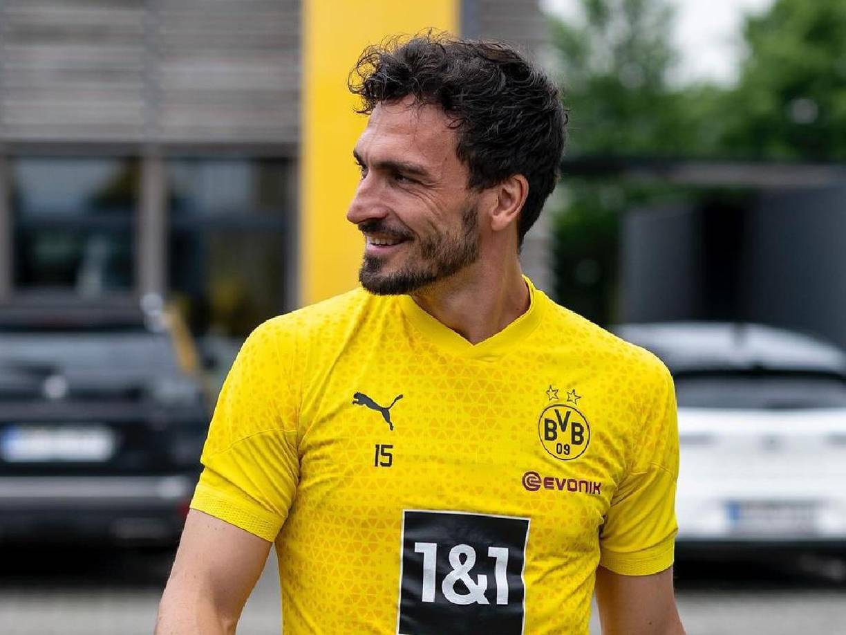 ¿Hummels al Leverkusen? En los últimos días el Bayer Leverkusen tiene varios nombres en la mesa para un nuevo central en la zaga de la defensa ante la posible salida de Jonathan Tah al Bayern, están buscando un central experimentado.