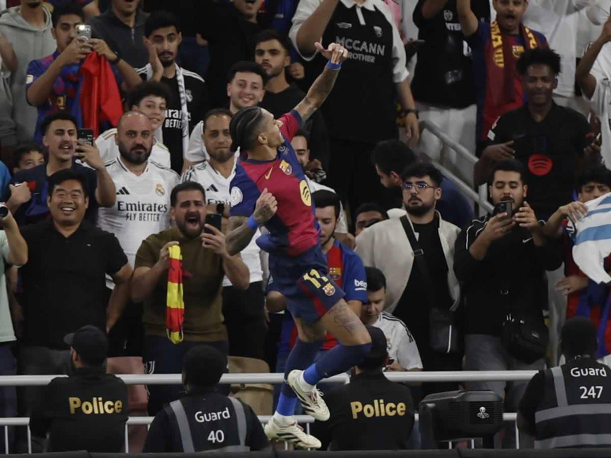 Raphinha celebró con euforia sus goles contra el Real Madrid.