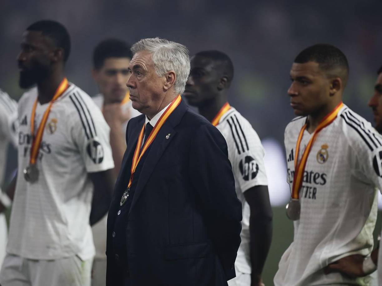 Carlo Ancelotti y sus jugadores se quedaron en el campo observando al Barcelona levantar el trofeo de la Supercopa de España.