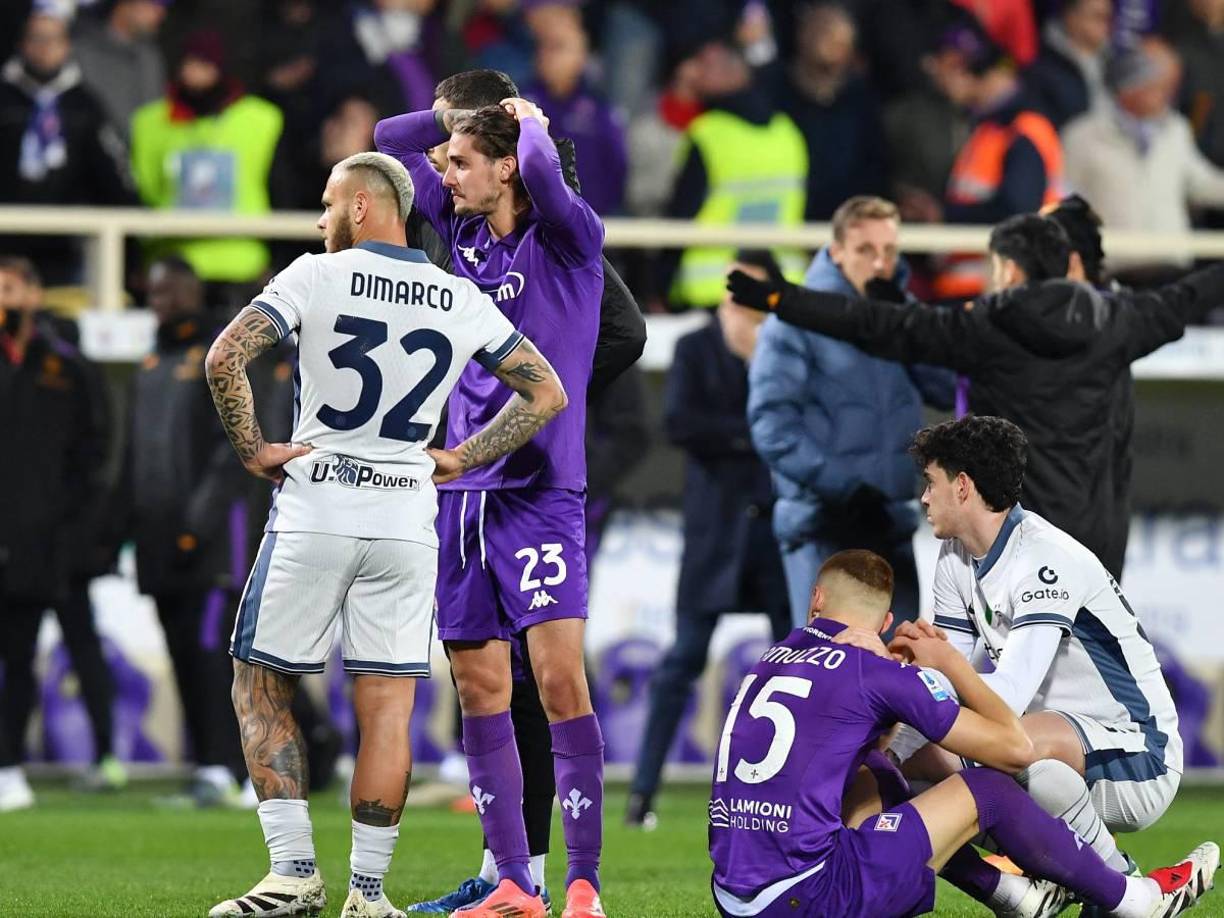 Jugadores de la Fiorentina y el Inter de Milán no podían creer lo que estaba ocurriendo con Bove. 