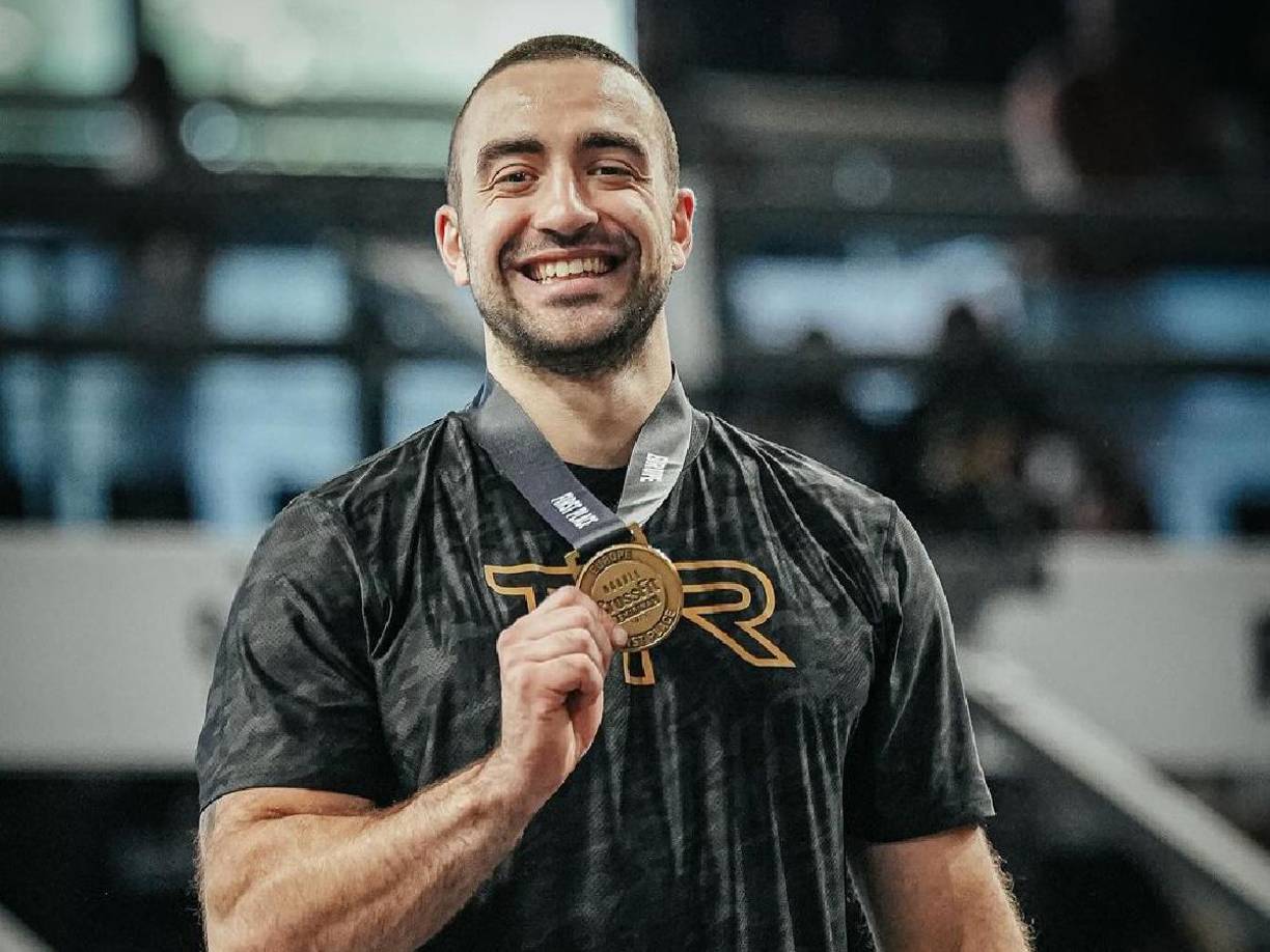 El incidente ocurrió cuando Dukic, a pocos metros de completar el tramo de natación, se detuvo y mostró signos de dificultad para mantenerse a flote, aparentemente sin su gorro.