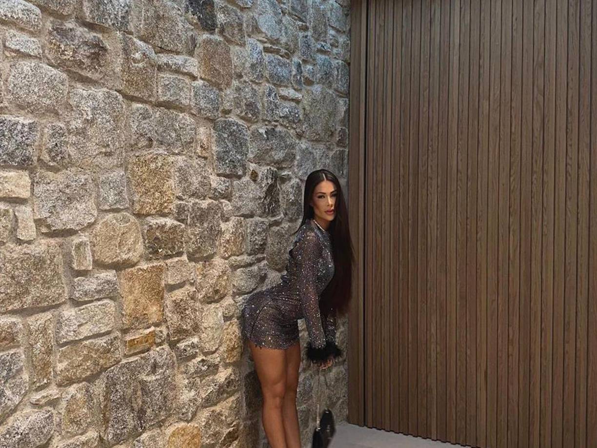 Gabriela ha sido acusada por Antony: “Ella comenzó a cambiarse dentro del auto. Empezó a llamarme basura otra vez. Dijo que iba a acabar con mi vida y mi carrera, ella siempre decía eso. Estaba en el auto y estaba callada. Ni siquiera la abracé ni nada, porque ella seguía empujándome en el auto, ni siquiera pude abrazarla. Hay muchas cosas que ella está diciendo que no son ciertas”, aseguró el jugador brasileño.