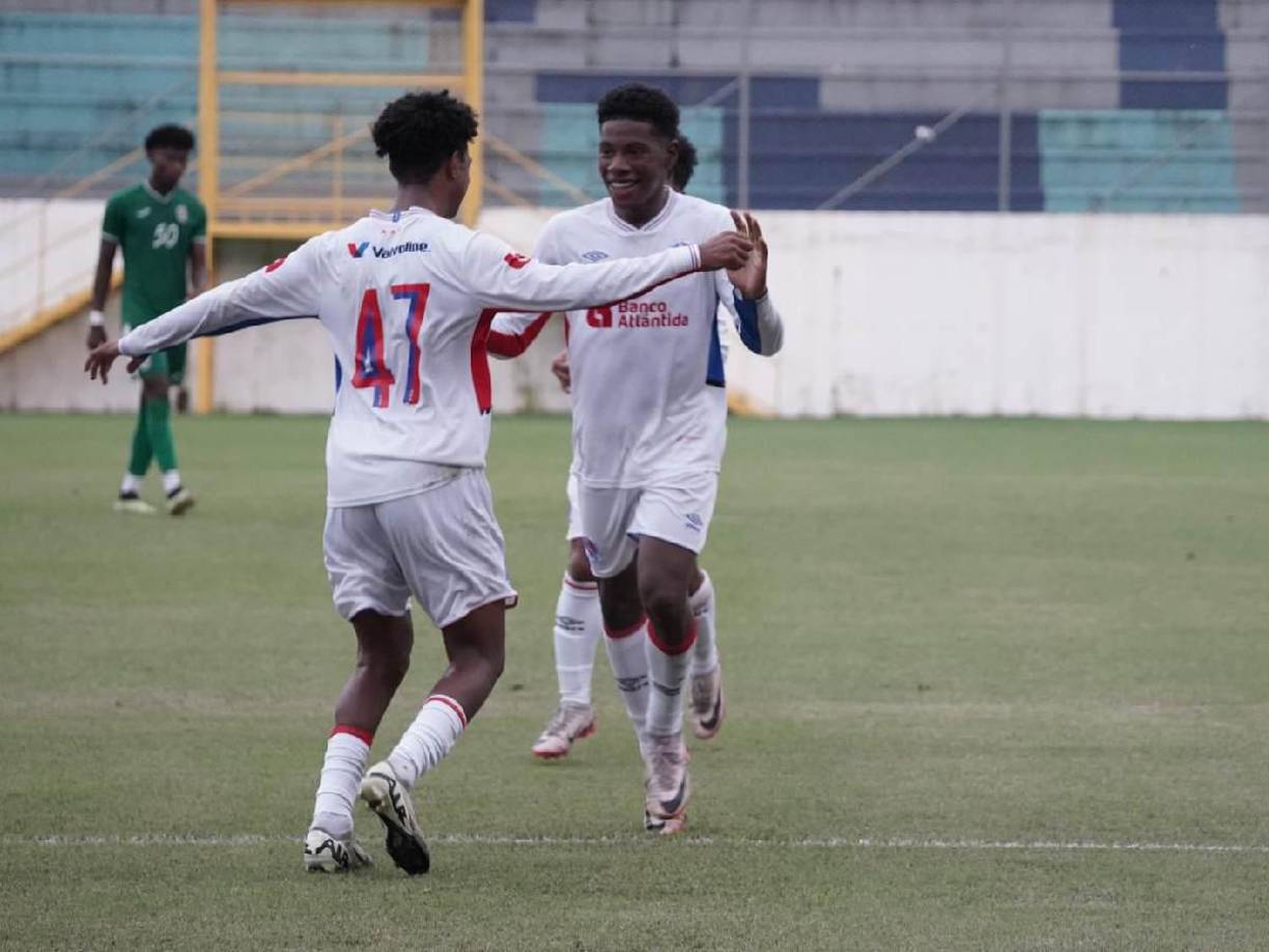 El conjunto albo terminó ganando por 1-2 con goles de Ever Burgos y Dereck Moncada.