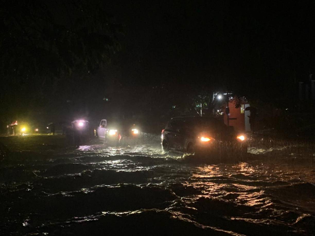 La comunidad de Lomitas del Este está incomunicada, no hay acceso para carros particulares, solo para vehículo pesado. 