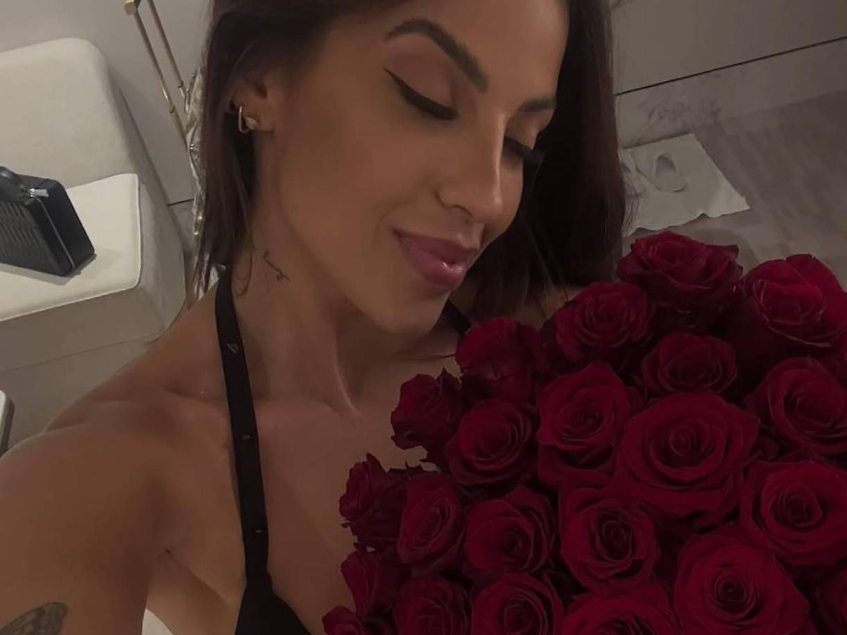 Mediante sus redes sociales, la chica ha presumido lo romántico que es Vinicius con ella. 