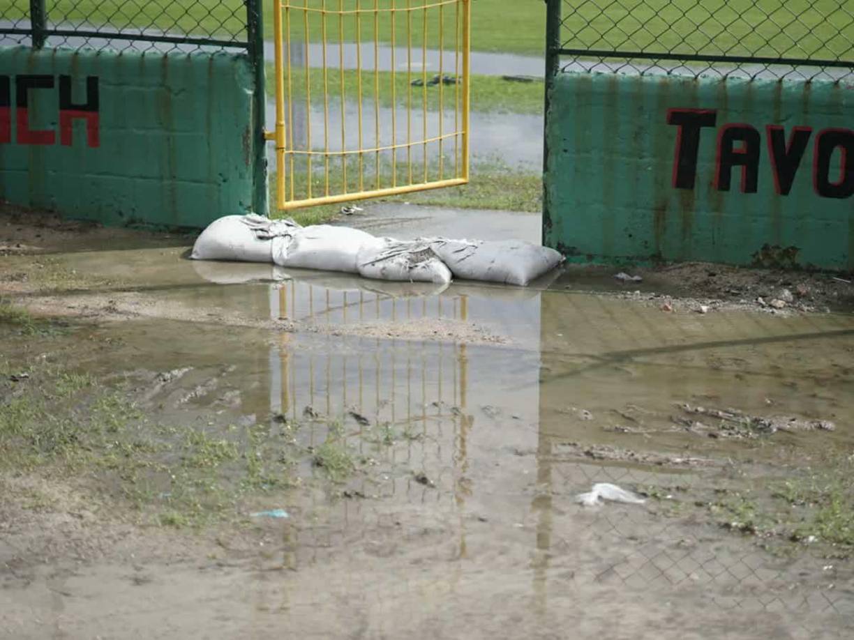 Se colocaron sacos llenos de arena en el porton del acceso a la cancha para evitar que al agua se filtre aún más al momento de las lluvias.