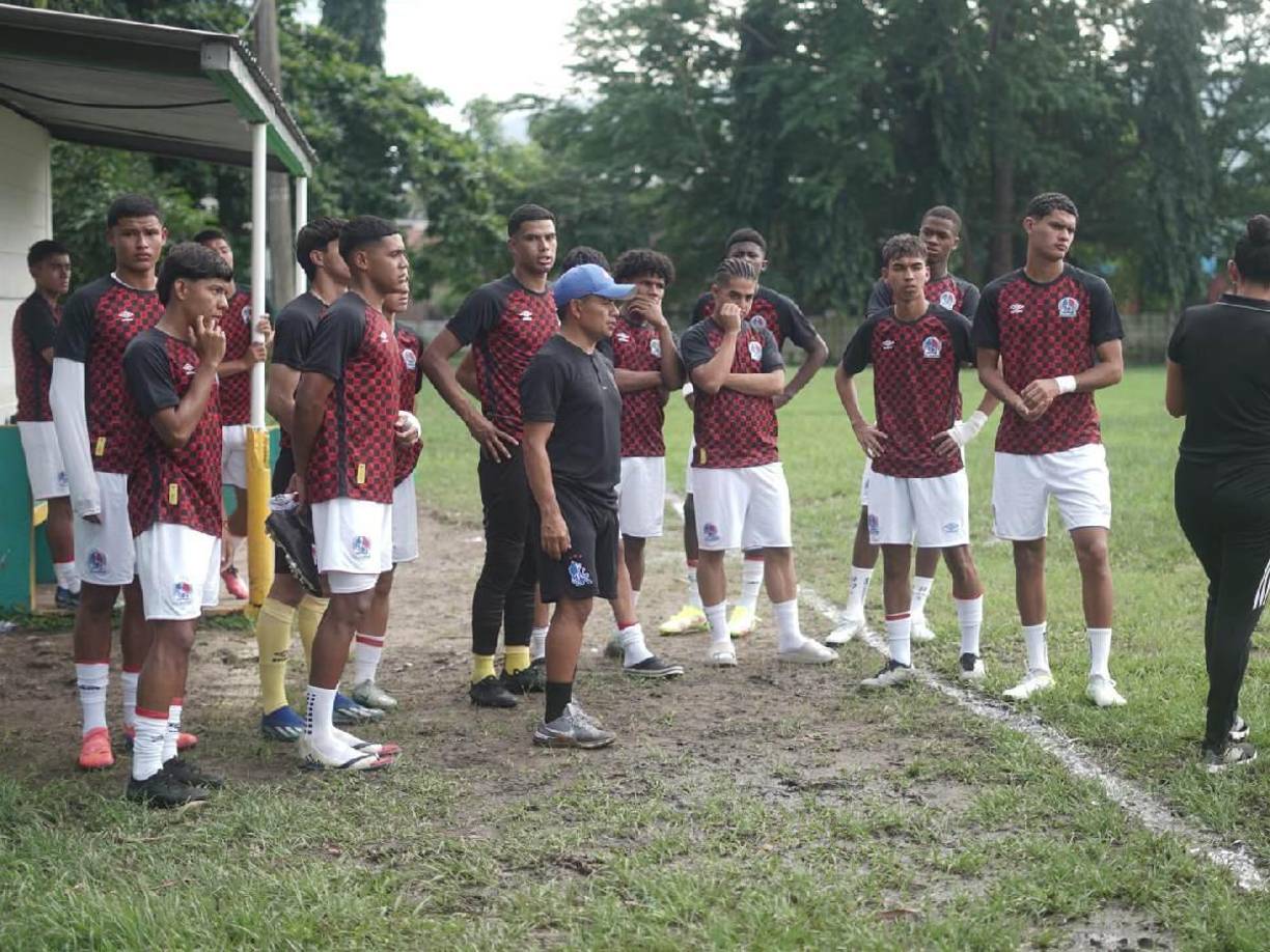 En primera instancia, el juego estaba pactado a las 3:00 PM en el Complejo Patria Marathón y debido al mal estado de la cancha se había suspendido.