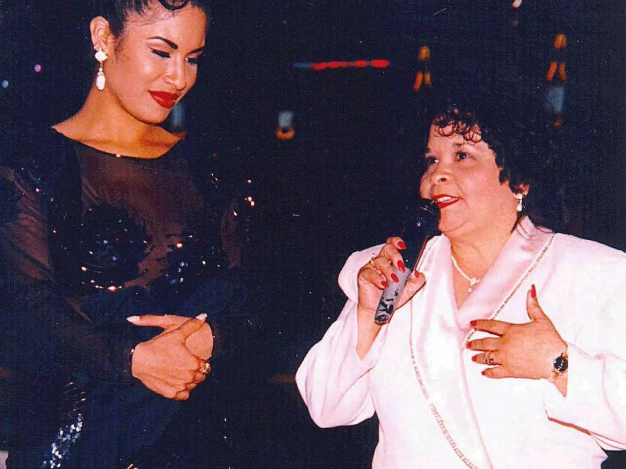 Trágicamente, la vida de Selena fue interrumpida de manera abrupta cuando fue asesinada en 1995, esto a pesar del prometedor futuro que tenía por delante, pues antes de morir Selena Quintanilla tenía sólo 23 años, etapa en la que se encontraba en la mayor cúspide de su carrera, algo que no importó cuando fue víctima de un homicidio por parte de Yolanda Saldívar.