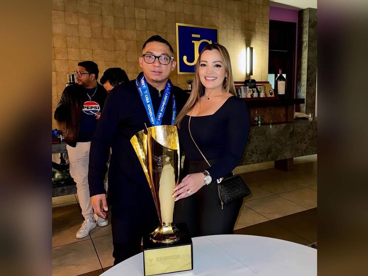 Emilio Izaguirre, director deportivo de Motagua, celebró junto a su hermosa esposa Virginia Varela su primer título en el plano administrativo.
