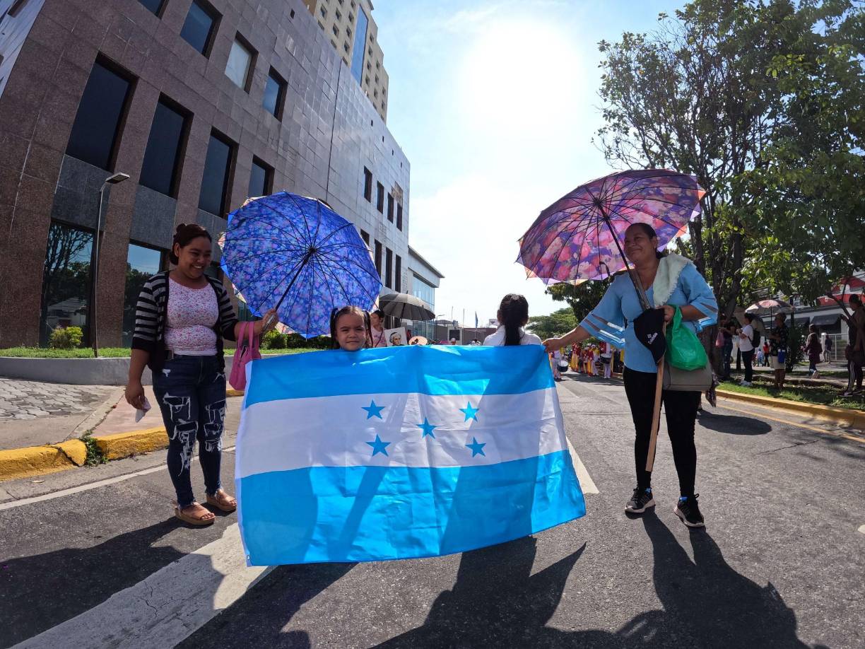 Esta pequeña quiso posar para las cámaras de LA PRENSA con la bandera nacional de Honduras.