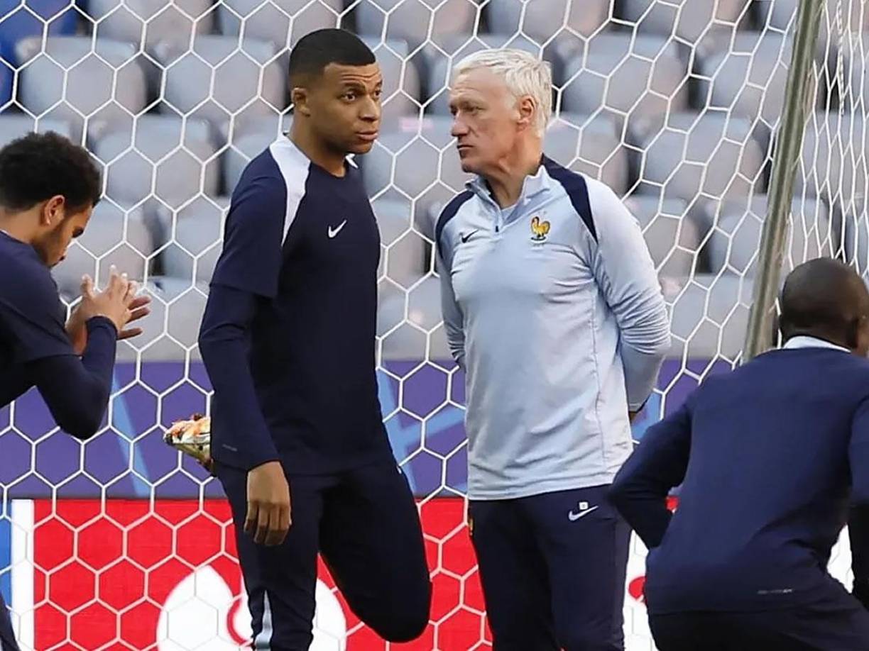 Deschamps volvió a incidir sobre el tema y apoyó a Mbappé: “Tengo que gestionar a los que están aquí, lo que puedo decir es que Kylian me envió un mensaje antes del partido [se refiere al encuentro que los galos disputaron contra Israel]. Después, como cualquier futbolista de su club, él sigue un programa. Si los jugadores están en días libres, disponen de la libertad de hacer lo que quieran”.