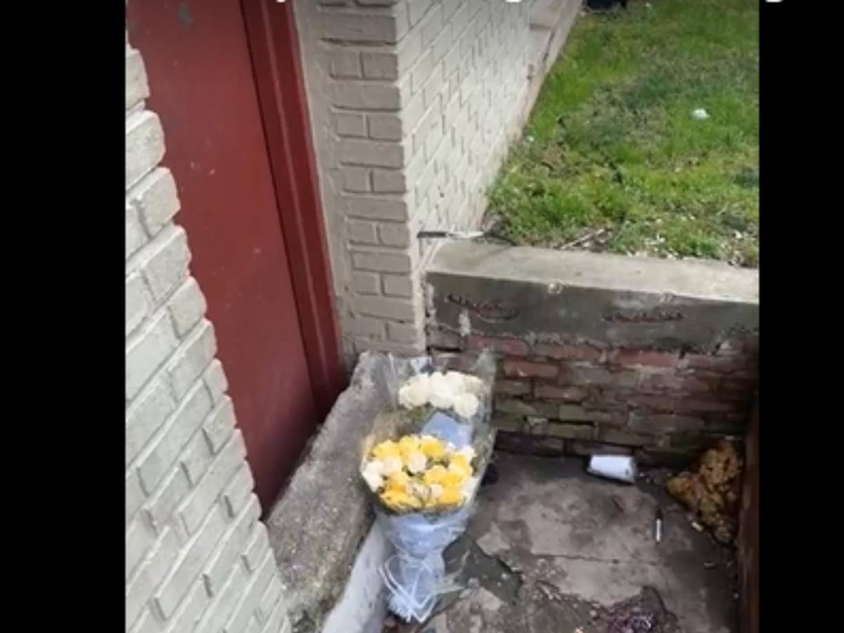 En este lugar fue encontrado el cuerpo sin vida del hondureño. Sus familiares colocaron flores.