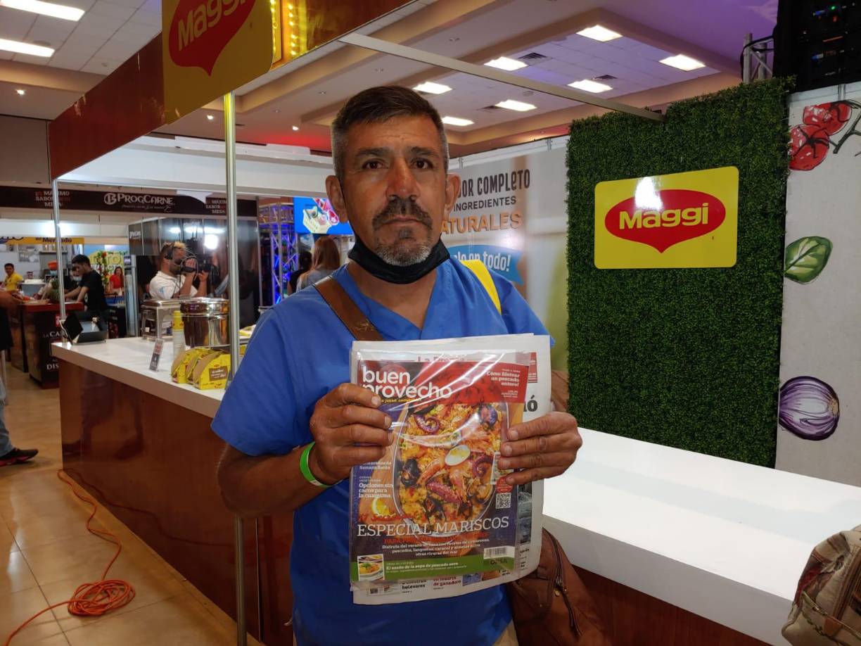 Este caballero posa con la nueva edición de la revista Buen Provecho, organizadora del evento. 