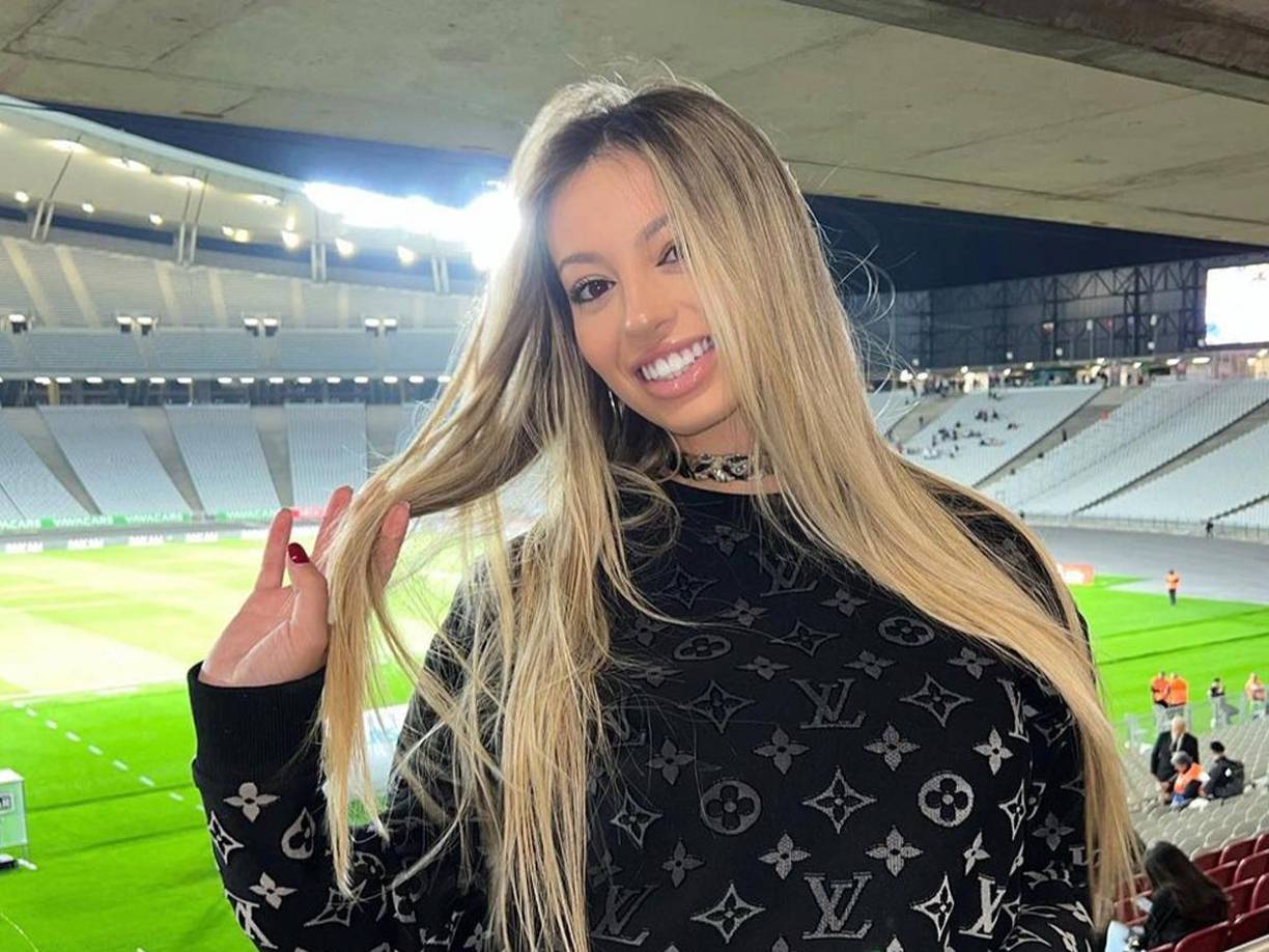 Valentina Cozzolino sorprendió ya que estuvo en directo presenciando el debut de Rivas en la Superliga de Turquía. 