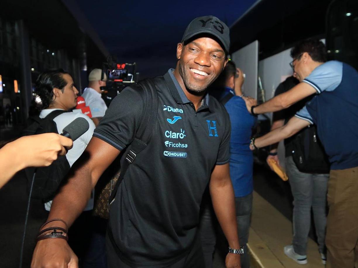 Óscar David Suazo se mostró sonriente ante los medios de comunicación. 