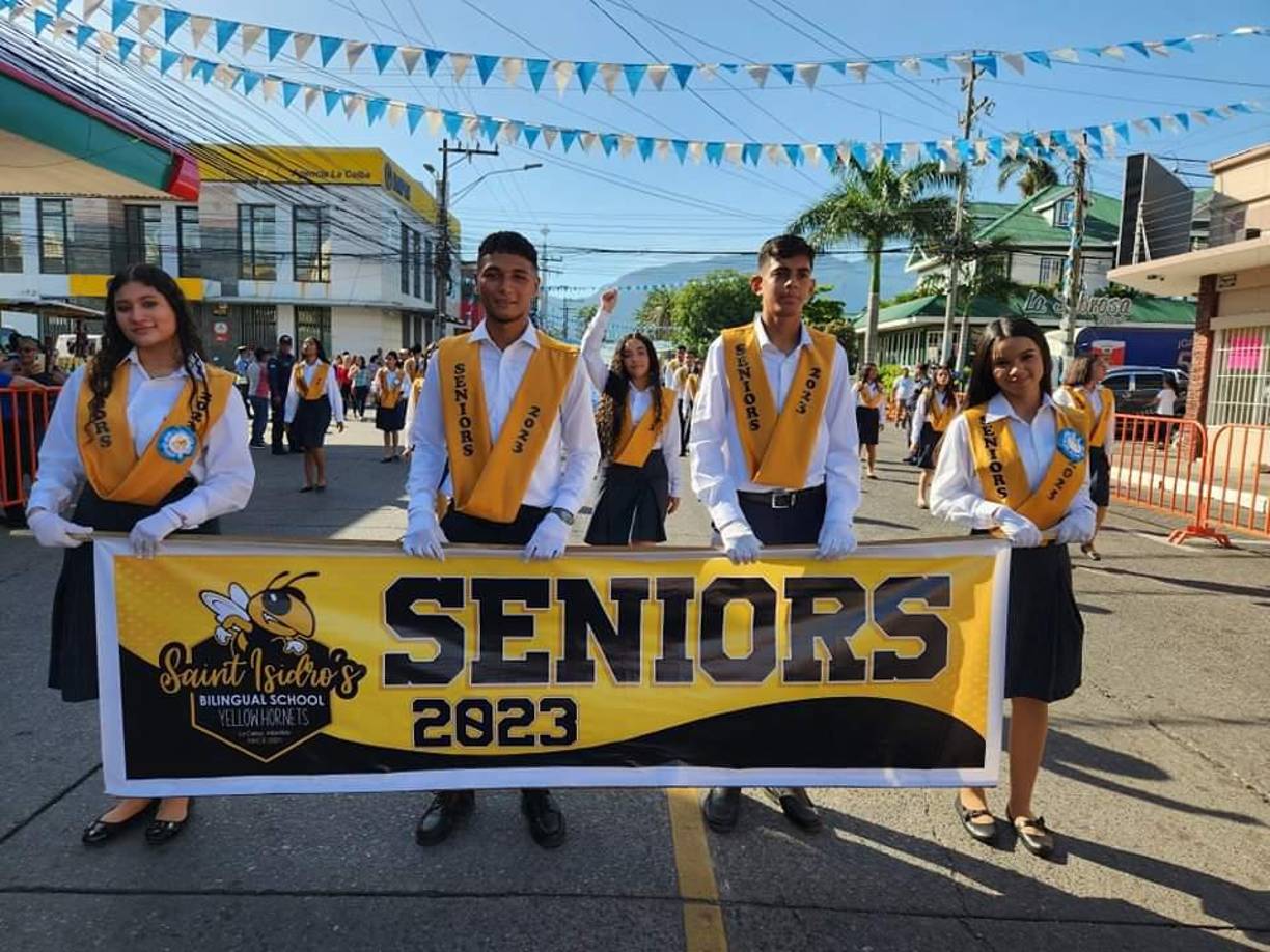La escuela bilingüe San isidro fue una de las más llamativas con sus pelotones, palillonas y alumnos de excelencia académica. 