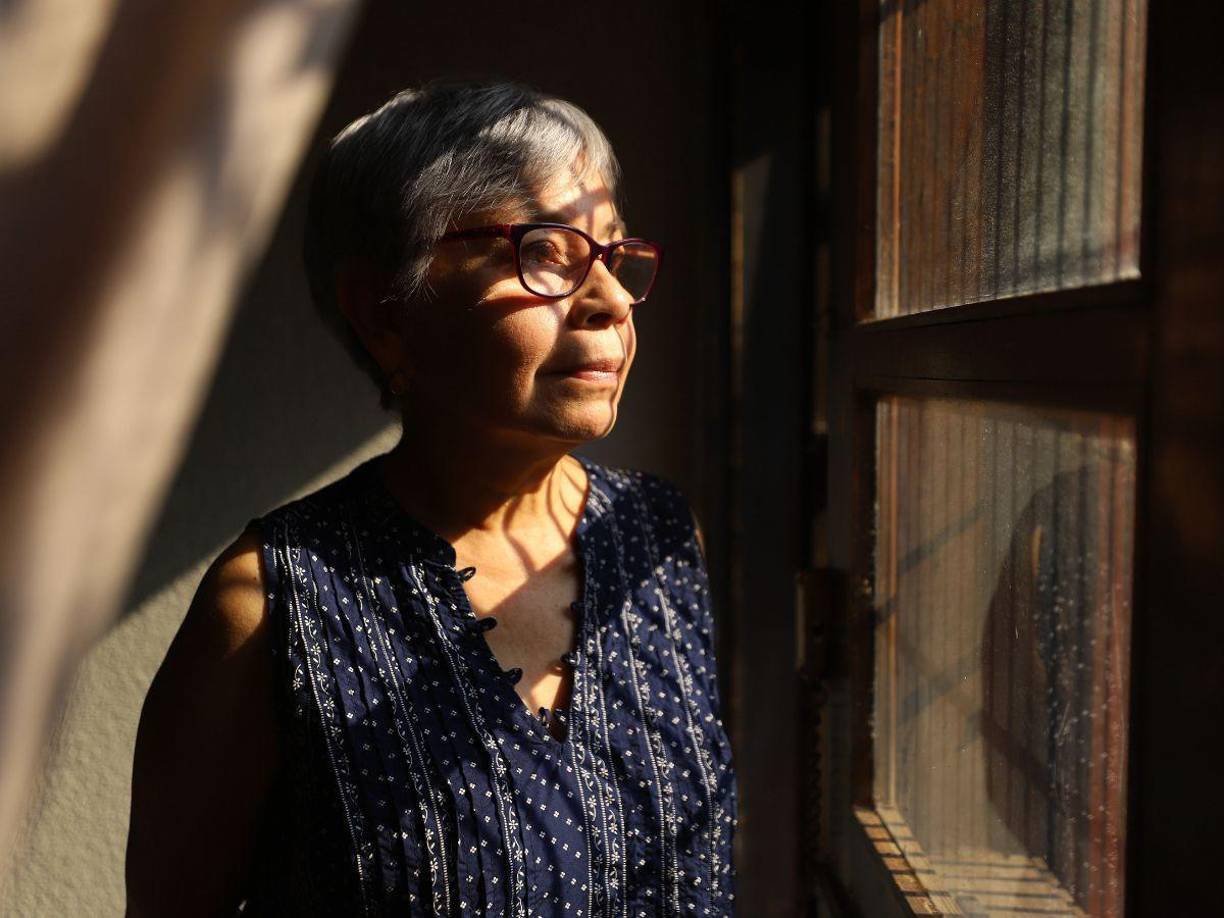 María Eugenia Ramos -Nació en Tegucigalpa en 1959. Estudió periodismo y Literatura en la Universidad Nacional Autónoma de Honduras. Su obra ha sido incluida en diversas antologías de literatura hondureña y centroamericana. Entre sus obras destacan: “Porque ningún sol es el último” (1989) y “Una cierta nostalgia” (2000), entre otros. Ha publicado poesía, cuento y ensayo.