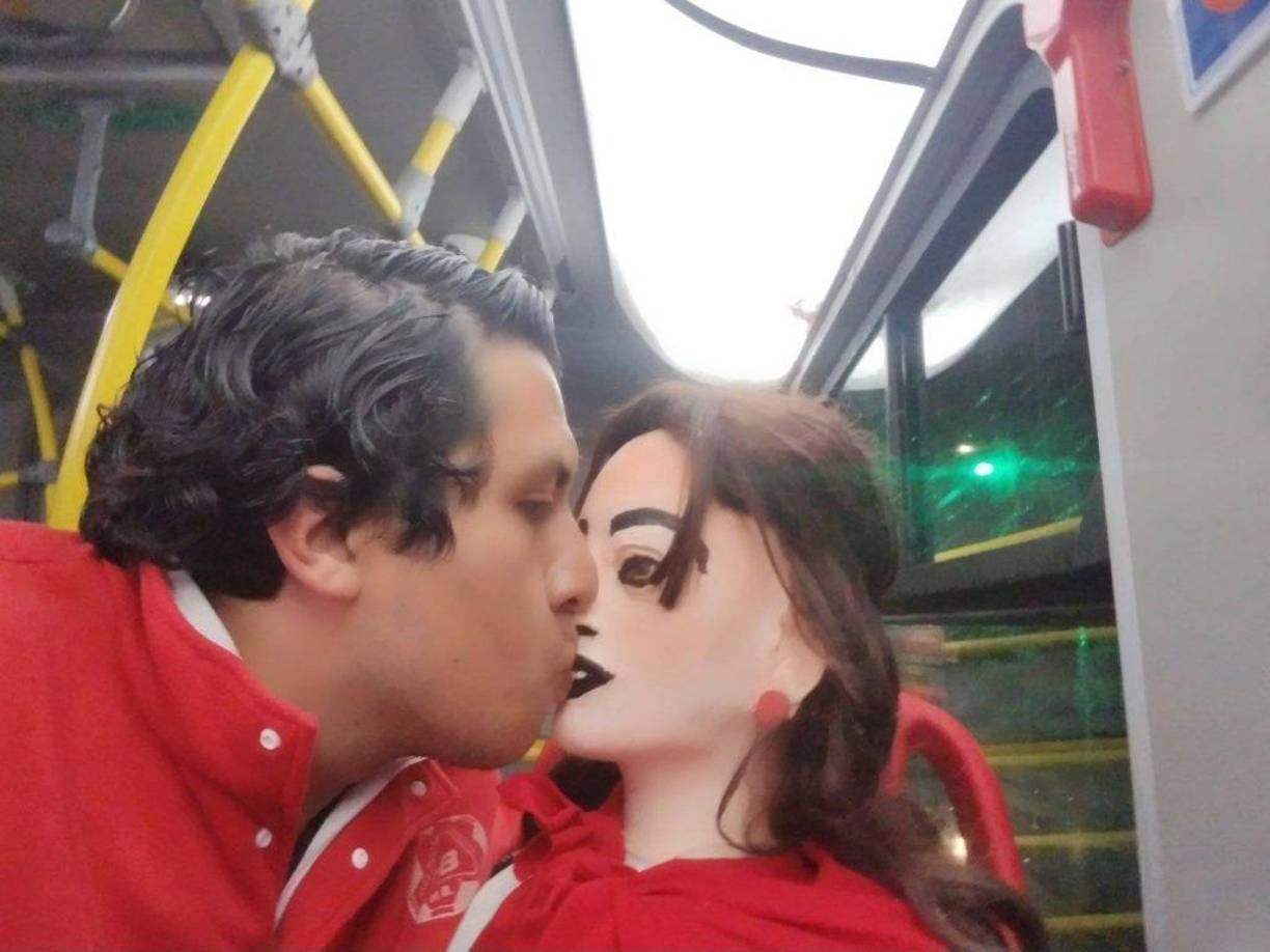 “Por favor, ella es la madre de mi hija”, se escuchaba en el video de Twitter. El problema es que su pareja era una <b>muñeca de trapo </b>y en vez de obtener una respuesta contundente de los funcionarios, ellos mismos fueron quienes le dieron hilo a la situación para grabar al hombre. En la grabación, que fue subida a una cuenta de TikTok, la cual ya no se encuentra disponible, se escucha a Montenegro decir que a la muñeca le duele la cabeza y tiene mareos. “De todas maneras, yo los llamé porque no quiero que se me muera”, dice el joven con cara de angustia. 