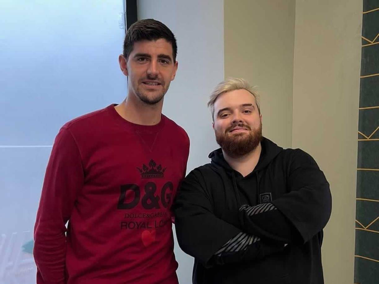 El youtuber Ibai Llanos es muy amigo de los jugadores del Real Madrid. Acá posando con el portero belga Thibaut Courtois.