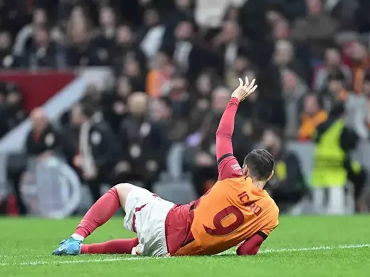 “Las pruebas (...) detectaron una rotura y daño de menisco en el ligamento cruzado anterior de la rodilla derecha. Ya se ha iniciado el proceso de rehabilitación para nuestro jugador, cuya cirugía está siendo planificada”, informó el club turco en un comunicado.