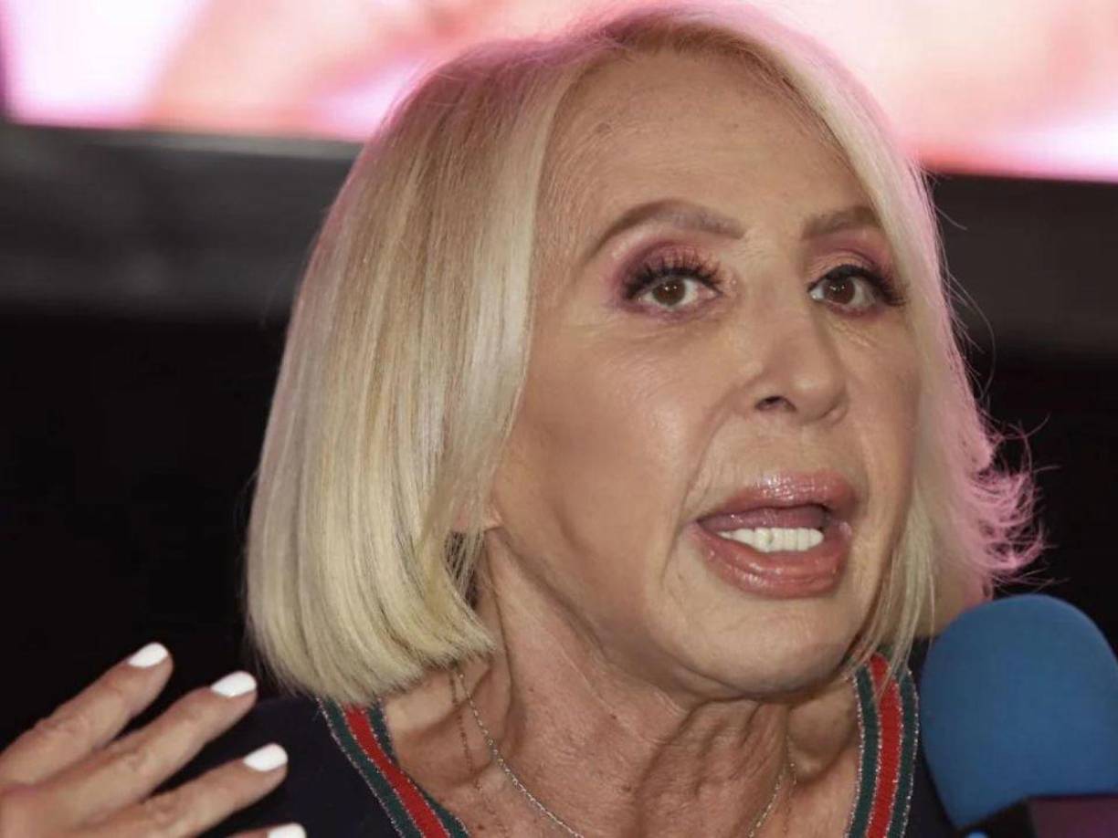 “¿A quién le importa? No son nadie sin Shakira, la reina”, escribió ante las imágenes de la pareja regresando del paraíso.