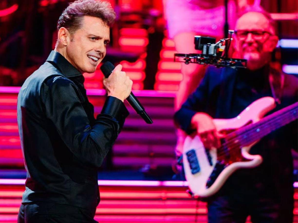 Luis Miguel solo ha admitido tener tres hijos, Miguel de 17 años y Daniel de 15, quienes fueron producto de su relación con la actriz Aracely Arámbula. Esta fue la primera vez que el cantante posó para una revista mostrando su paternidad, pues por mucho tiempo negó a su primera hija.