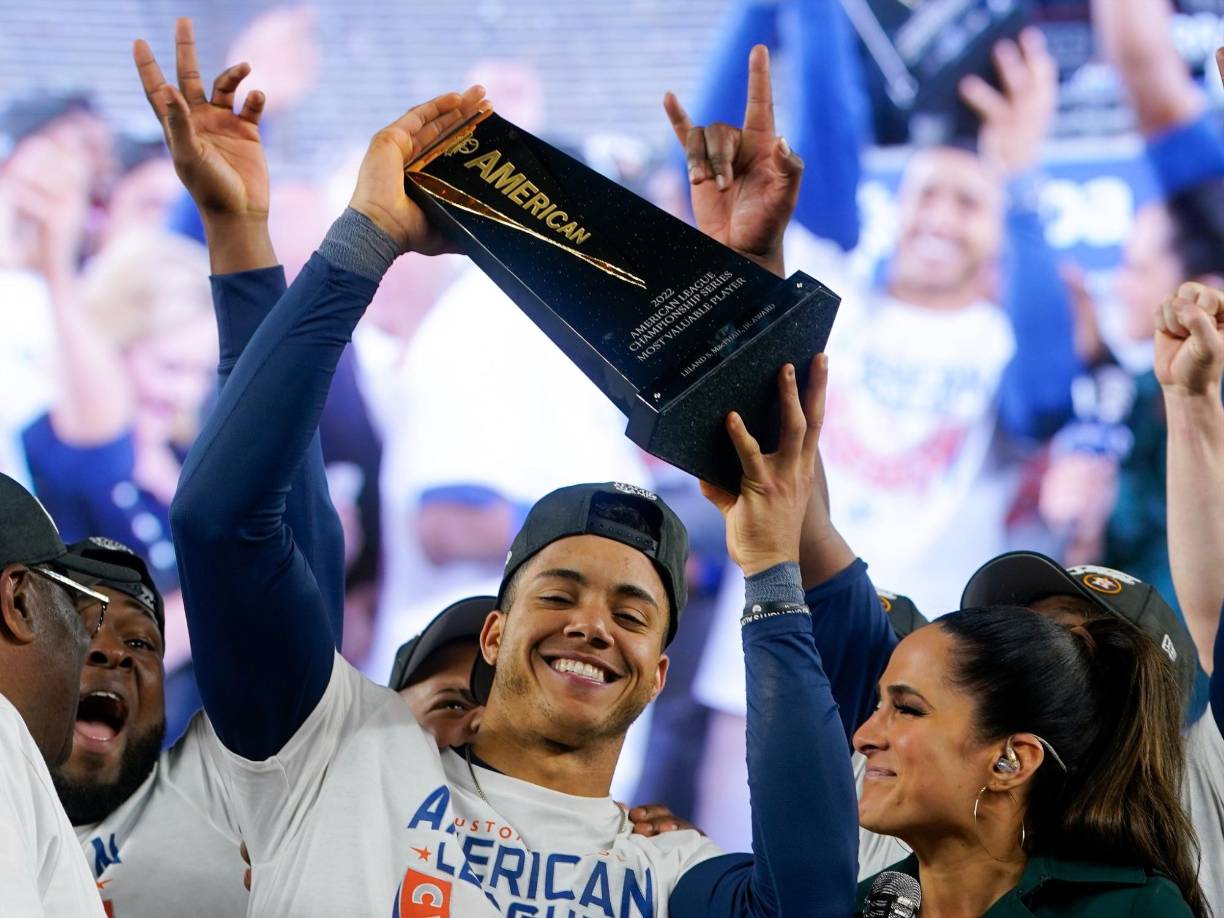 Es también el quinto viaje en general del conjunto texano a una Serie Mundial ya que en el 2005 fueron jugando por la Liga Nacional y cayeron ante los Medias Blancas .