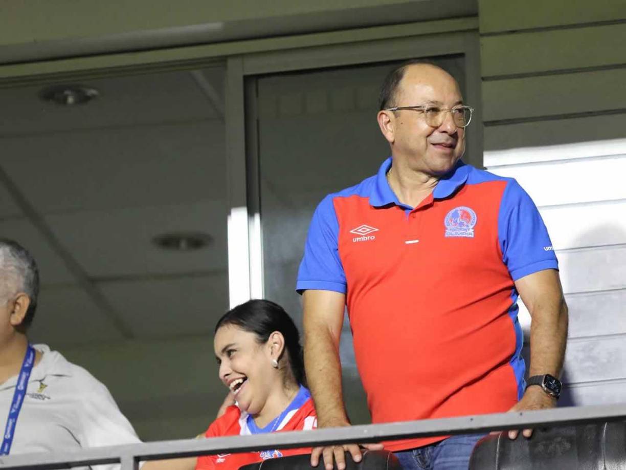 Osman Madrid, vicepresidente del Olimpia, reapareció en el estadio Nacional Chelato Uclés y desde el palco observó el partido.