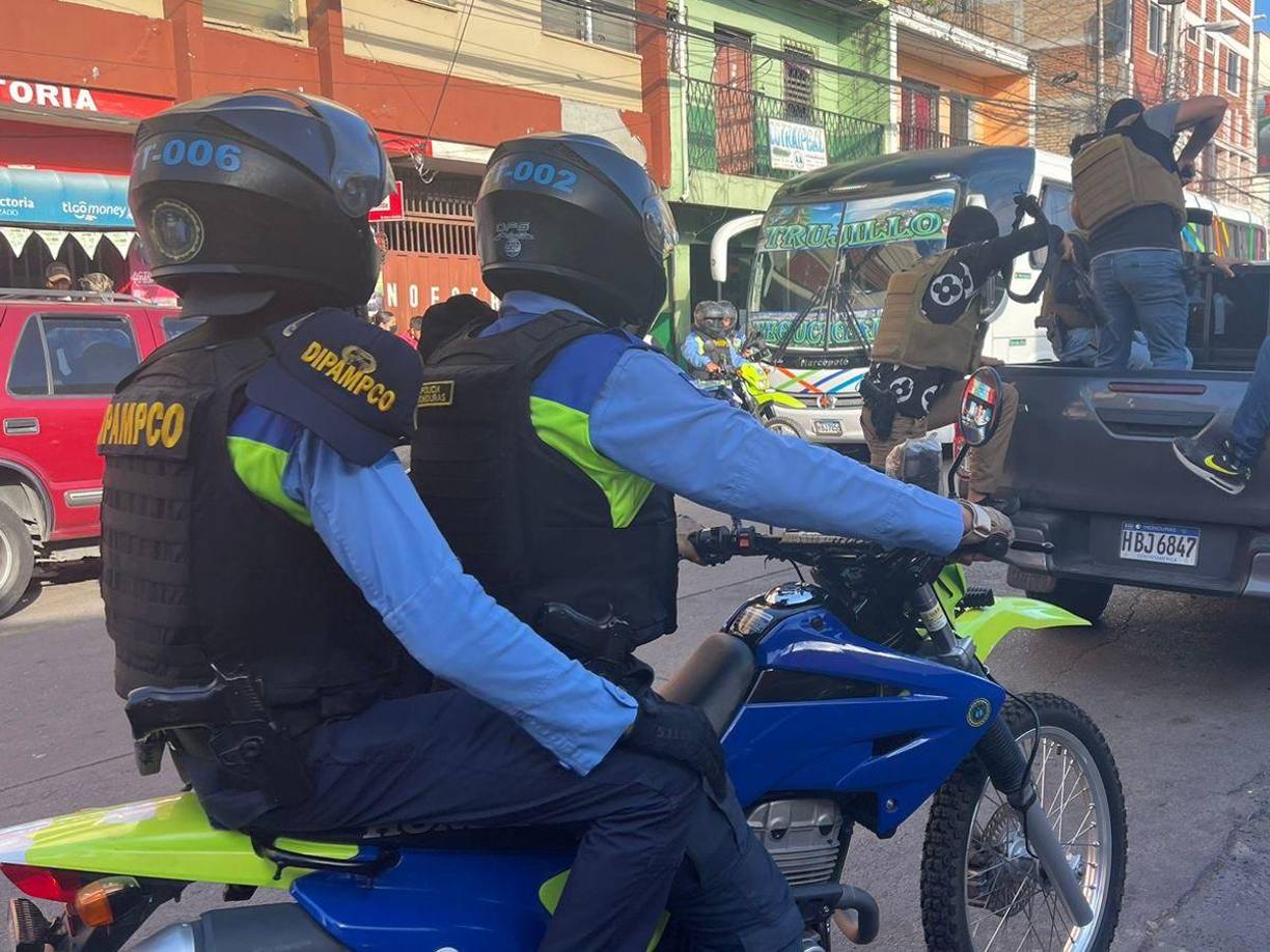 Dos agentes motorizados de <i>DIPAMPCO en operativos en Tegucigalpa.</i>