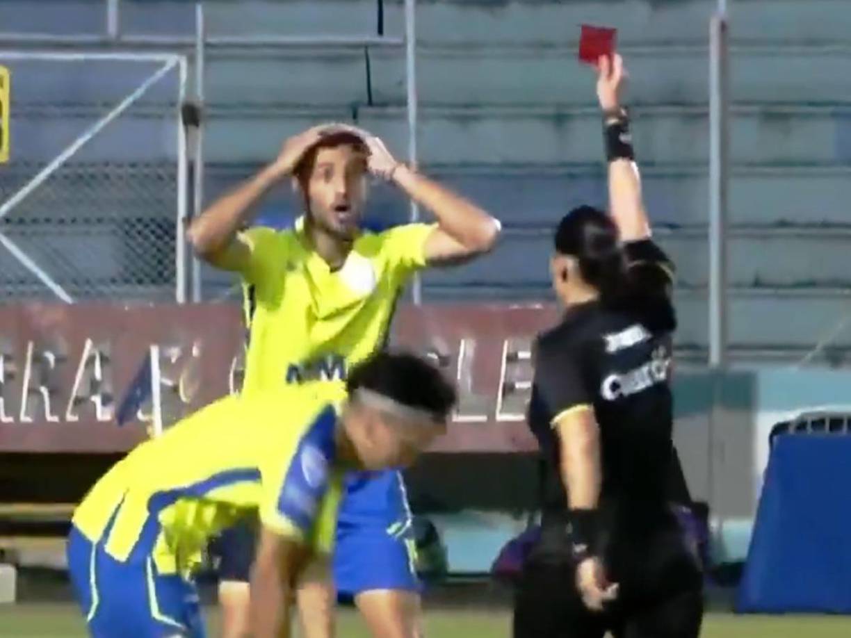 La árbitra Melissa Pastrana acertó al sacarle tarjeta roja a Fabricio Silva por su violenta falta contra Isaac Castillo.