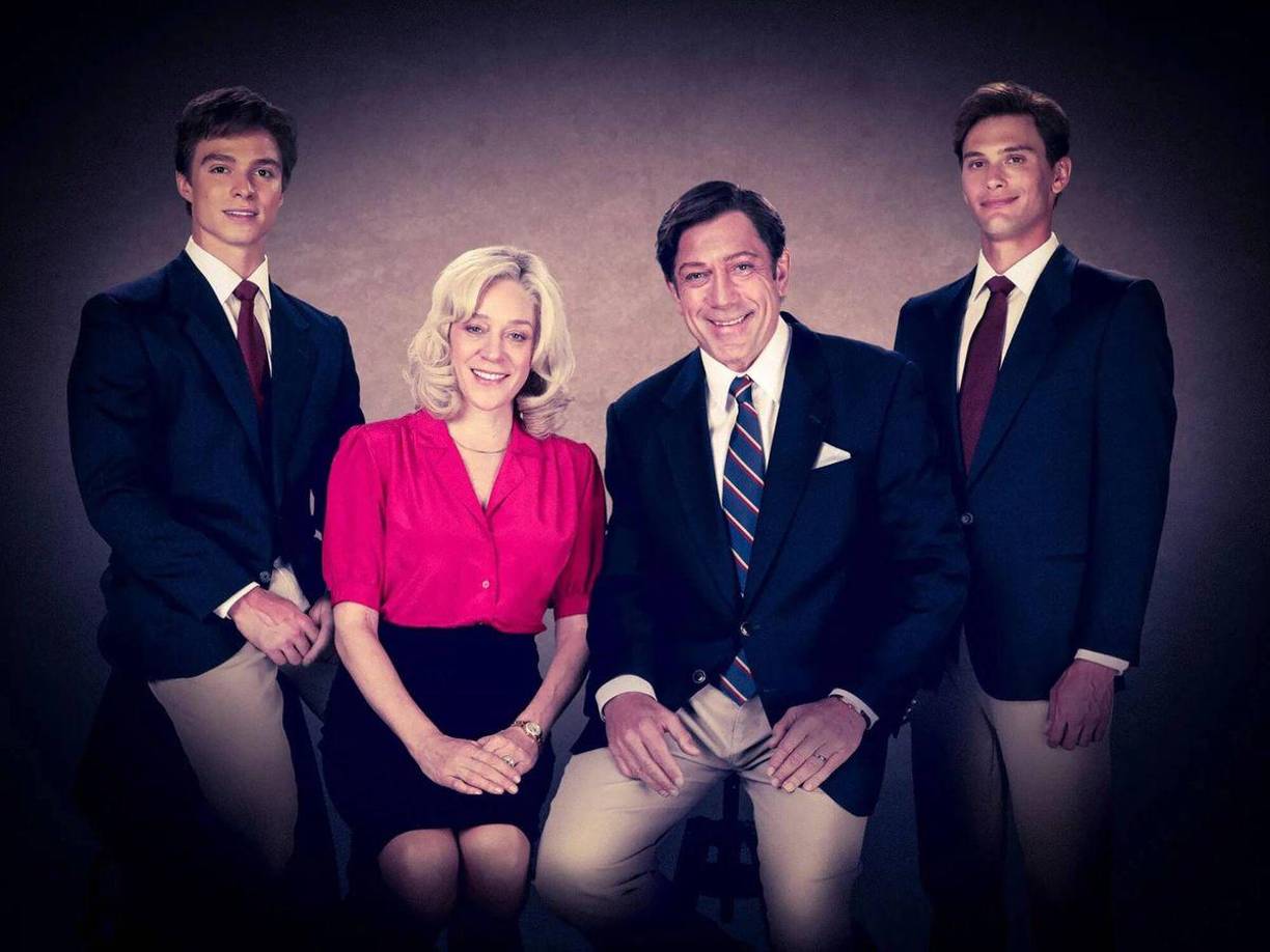 Para no levantar sospechas, los hermanos afirmaron a las autoridades que encontraron los cuerpos sin vida de sus padres tras haber pasado la tarde fuera de casa. Sin embargo, la versión que habían entregado comenzó a tambalear cuando los hermanos comenzaron a seguir una vida de lujos y excesos tras acceder a la fortuna de su padre, lo que generó dudas a las autoridades.