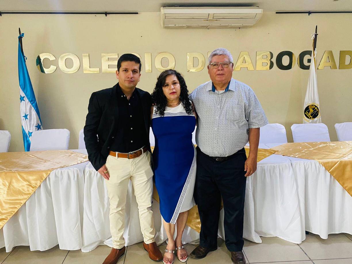 Enrique Flores junto a sus padres, Rosa Margarita Rodriguez y Heriberto Flores