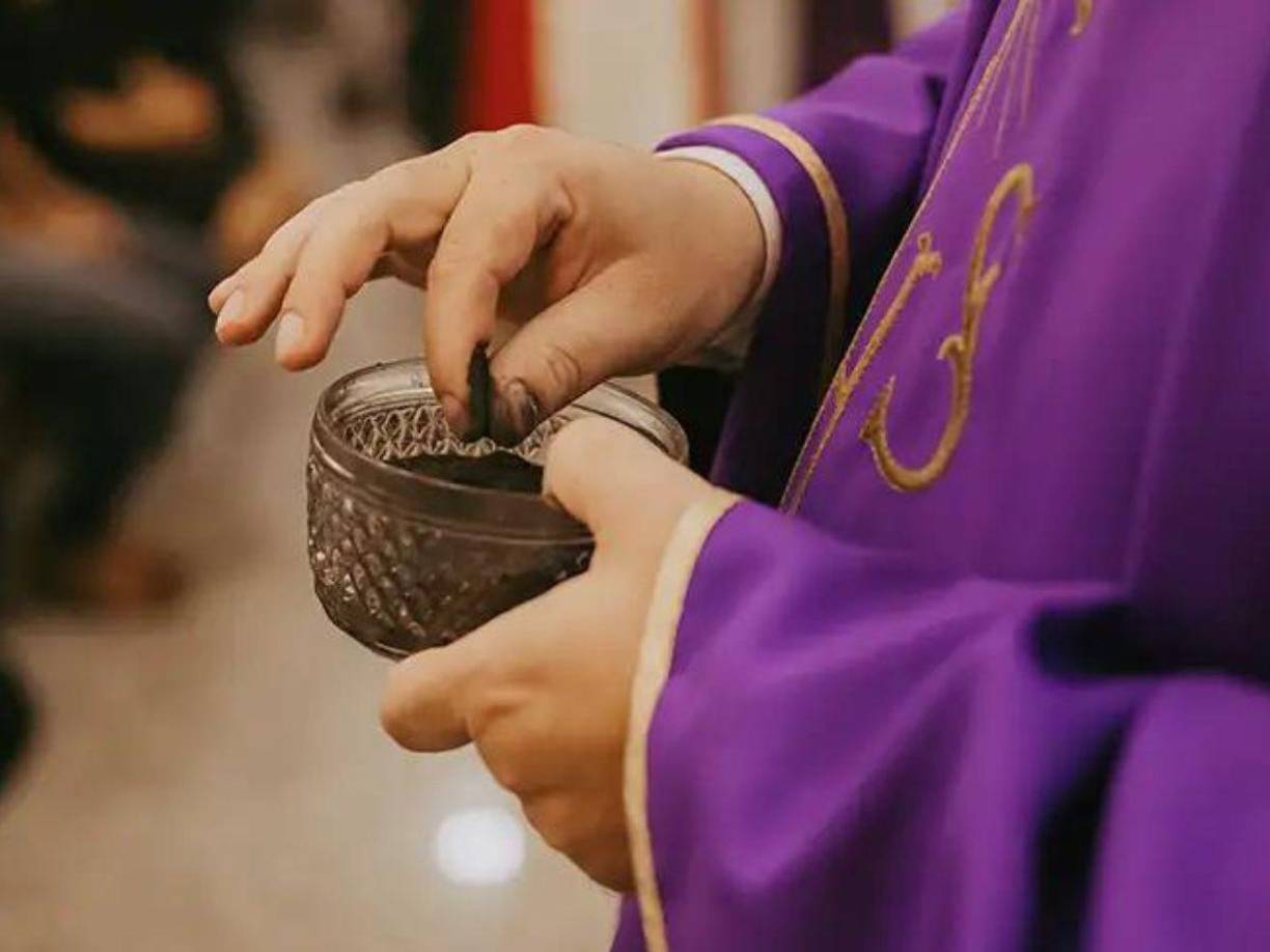 La ceniza, es un signo de humildad y recuerda a los cristianos su origen y su fin: “Dios formó al hombre con el polvo de la tierra” Génesis 2, 7.