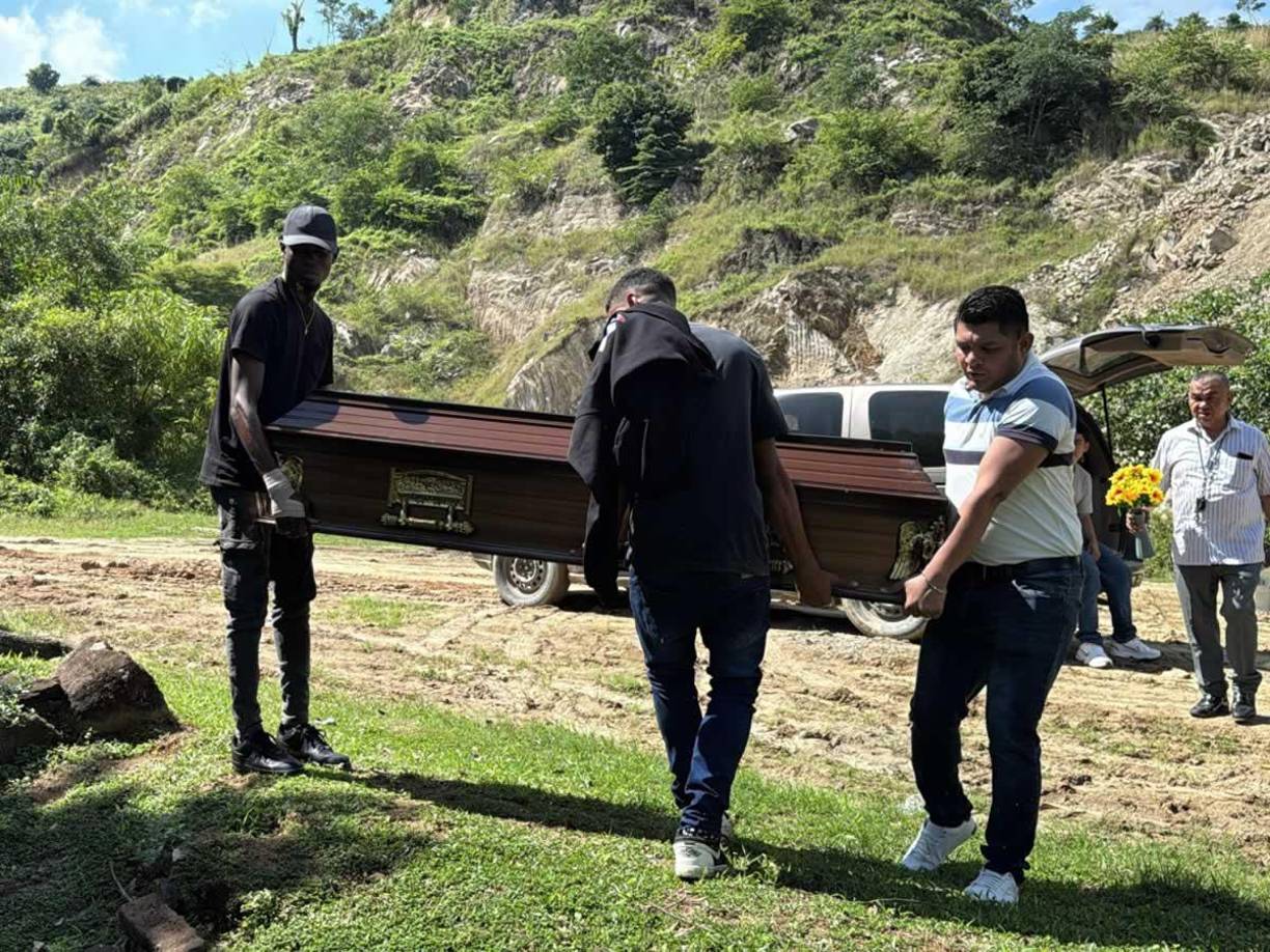 Wesly Decas solamente se bajó del avión y se fue directo al hogar que lo vio crecer en la colonia Brisas del Sauce en San Pedro Sula.