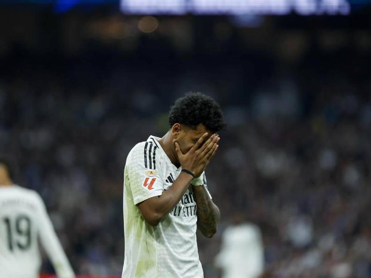 Rodrygo, tras reencontrarse con el gol, quería extender su racha. Primero robó la cartera a Carmona dentro de su área, en un exceso de confianza que plasmó la falta de tensión competitiva del Sevilla, y acarició el poste con su disparo al palo largo.