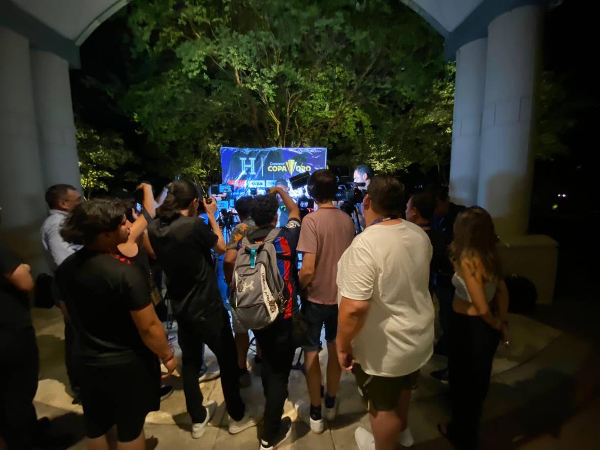 A tempranas horas, fuentes le confirmaron a Diario La Prensa que Alberth Elis llegaría a Carolina del Sur para darle su aliento como todo capitán a su equipo y que así consiga la meta de pasar a cuartos de final.