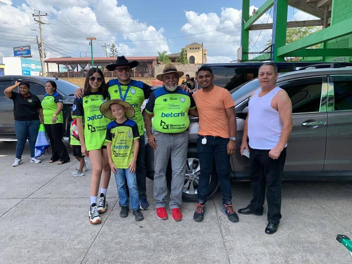 En medio de un gran ambiente se vivió la previa del partido en las afueras del estadio Juan Ramón Brevé Vargas de Juticalpa.